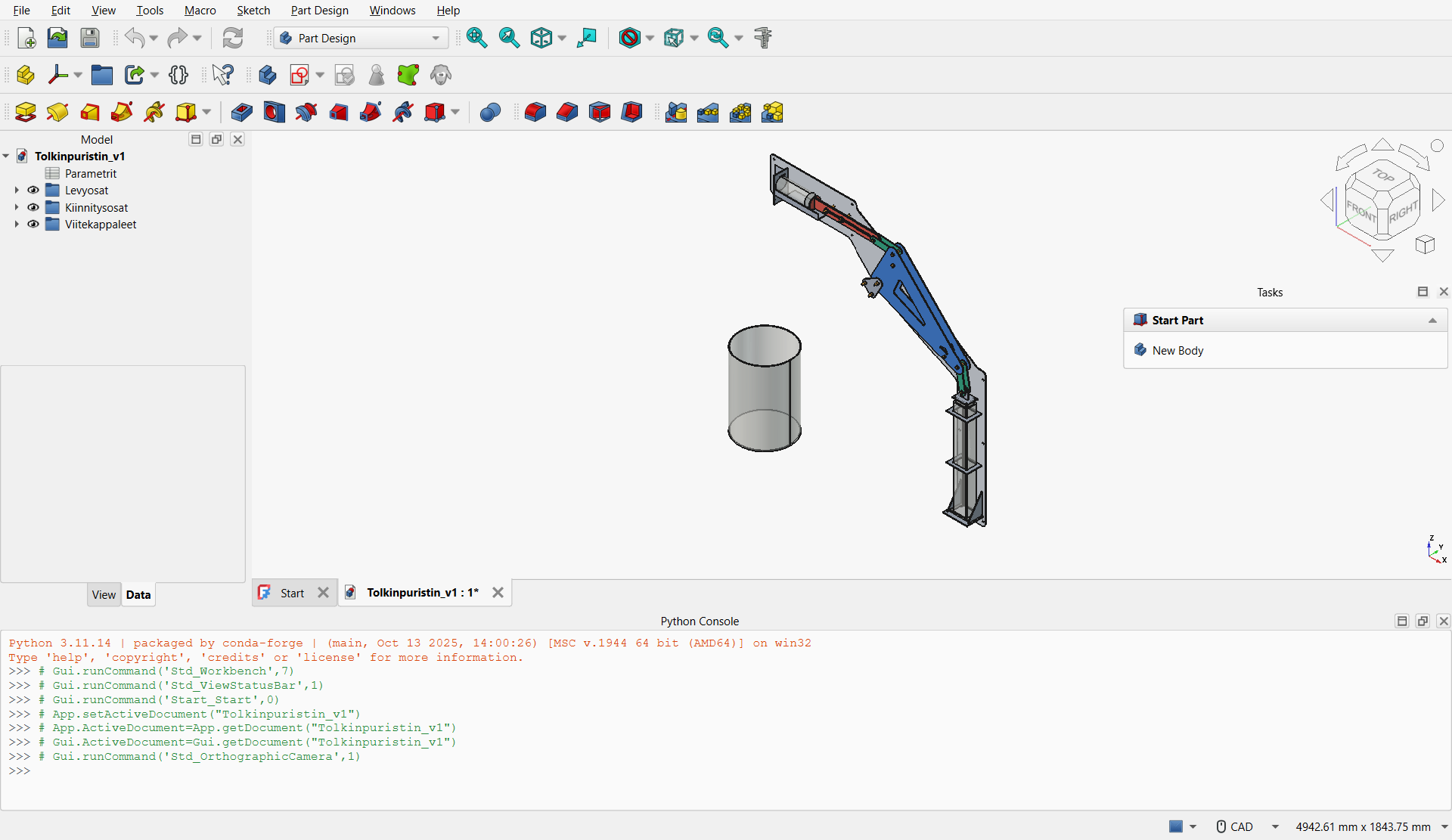 FreeCAD-ohjelman ikkuna, jossa näkyy tölkinpuristimen malli ja mallipuu
